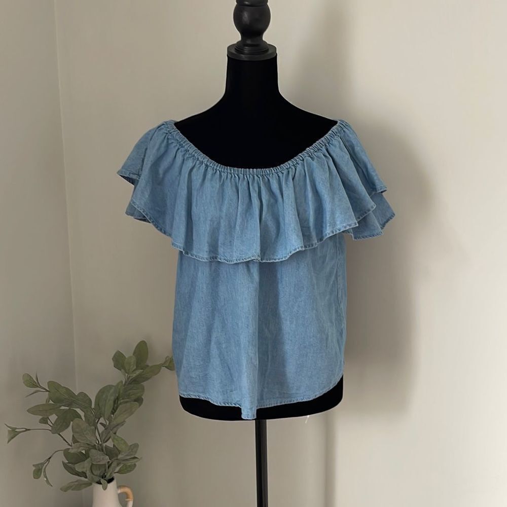 Girl Krazy‎ Chambray Off the Shoulder Top. Size XS